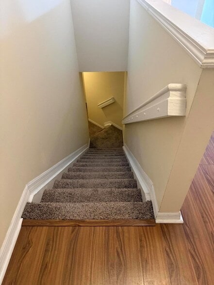 Building Photo - 1100 Crestwood Ct S