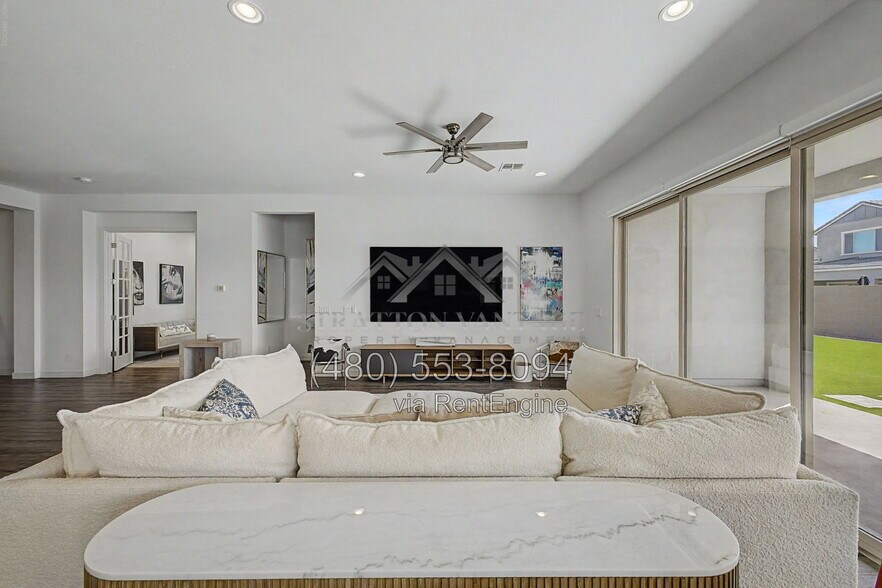 Building Photo - 1461 E San Carlos Way