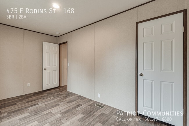 Building Photo - 475 E Robins St