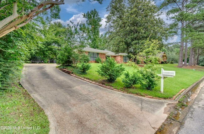 Building Photo - 9 Treeway Dr