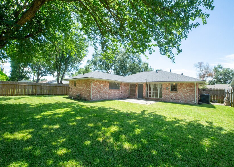 Building Photo - 13602 Fernhill Dr