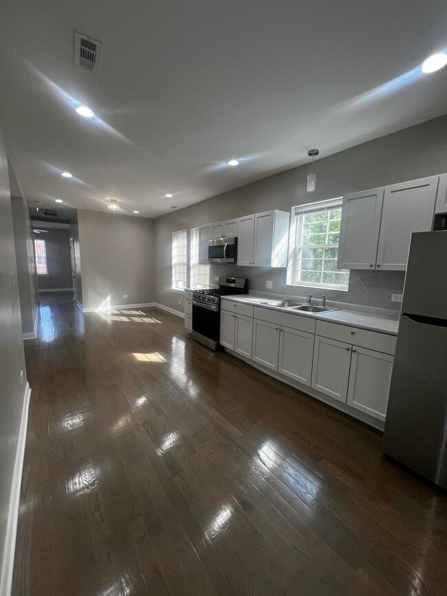 Building Photo - 3257 W Warren Blvd