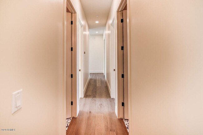 Building Photo - 301 E Jomax Rd