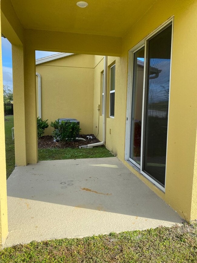 Building Photo - GATED 3 BR/2.5 TOWNHOUSE