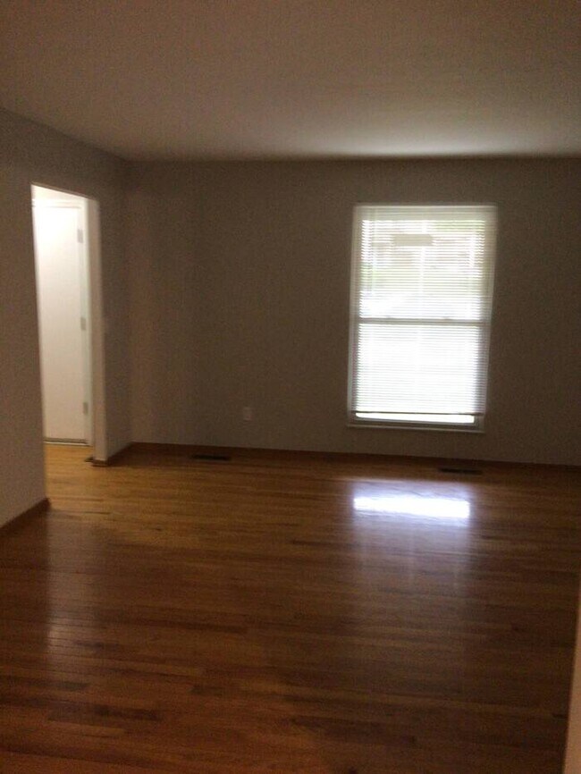 Building Photo - An elegant rental home in Saint Louis!