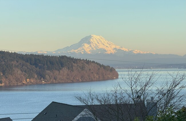 Building Photo - The best of Gig Harbor is Right Here!