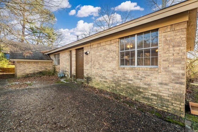 Building Photo - 6104 Meadowbrook Ln