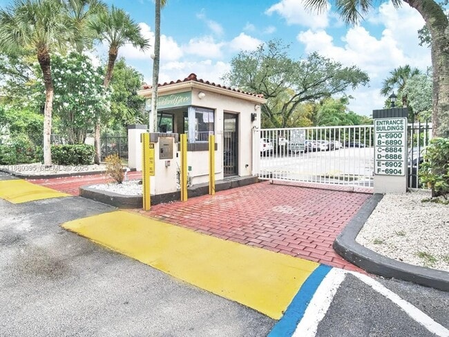 Building Photo - 6886 N Kendall Dr