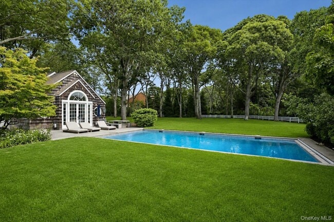 Building Photo - 20 Quogue St