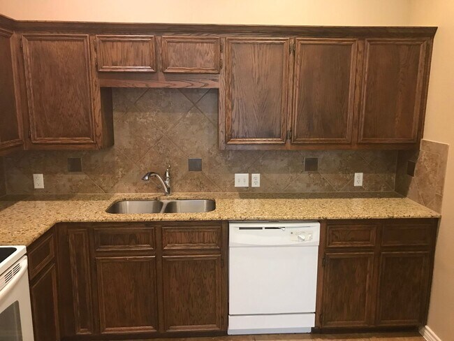 Building Photo - 3 bedroom 2 bath Duplex Text 302-231-7228 for more info