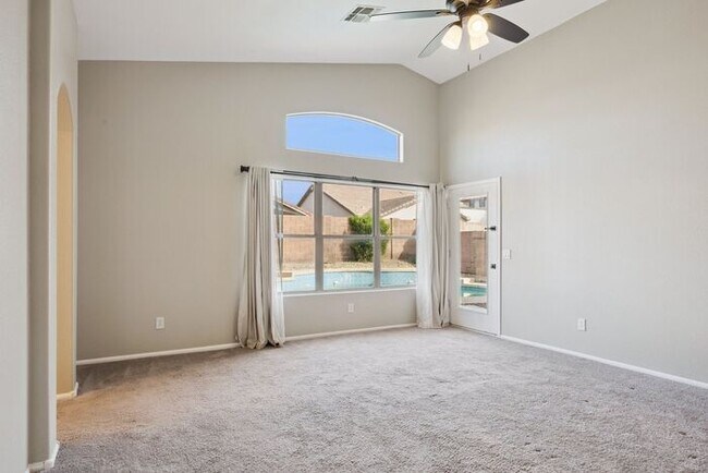 Building Photo - Very nice single level home with 4 bedrooms and 2 baths!