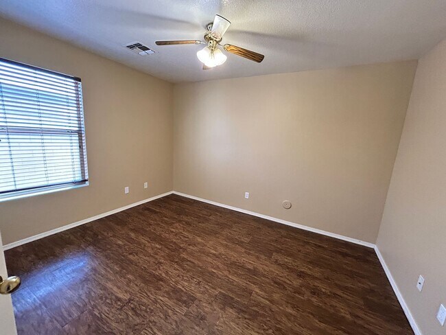 Building Photo - ? Large 4Bdm 3Ba Avondale Home *NO* Carpet ?