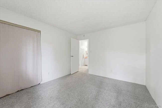 Building Photo - 1400 Golden Cir