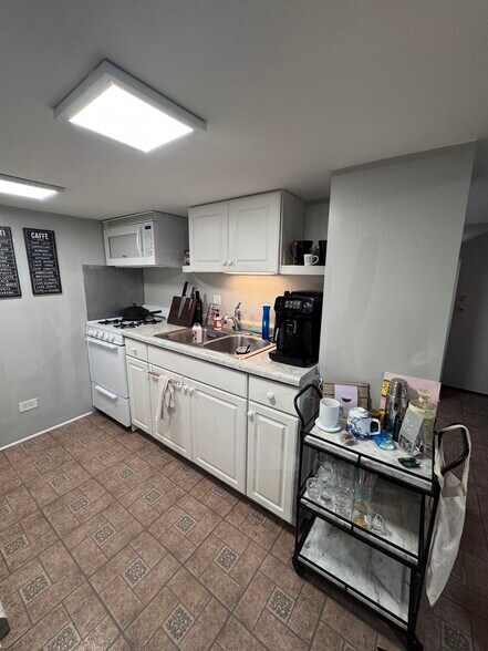 Building Photo - 4325 N Wolcott Ave