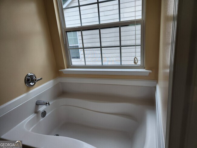 Building Photo - 2135 Pineview Trail