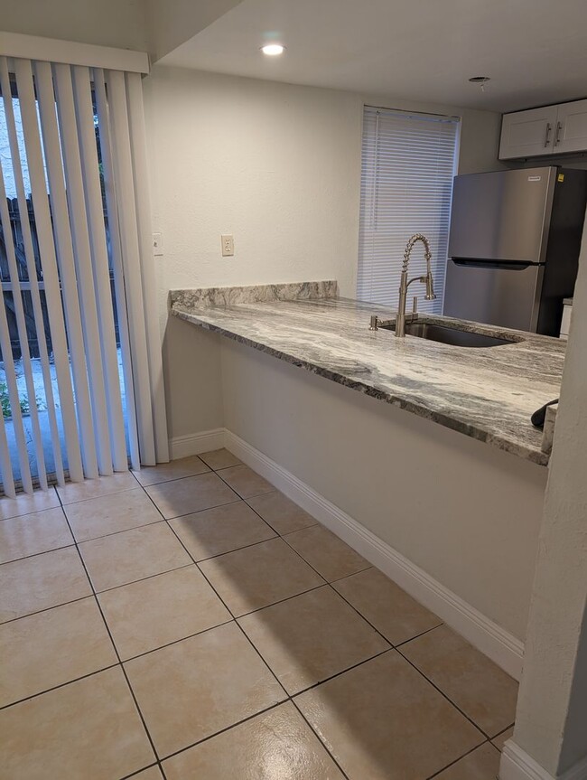 Building Photo - Remodeled and spacious 2 bedrooms with pat...