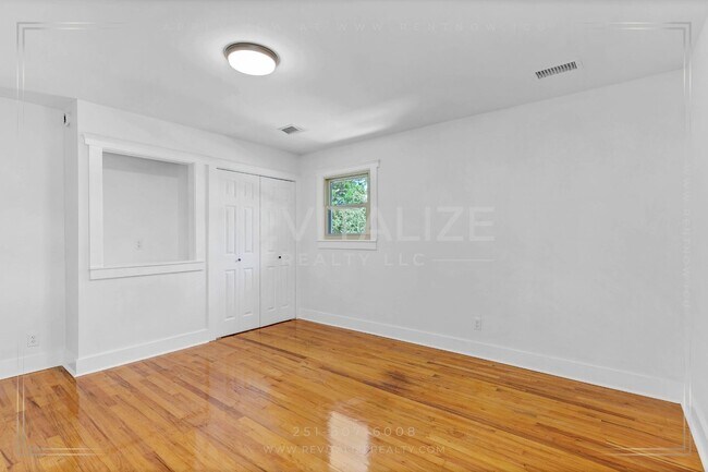 Building Photo - Newly Renovated 3 Bed / 2.5 Bath with Doub...