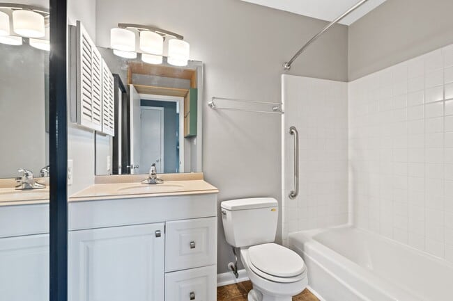 Building Photo - Newly Updated 1 Bed 1 Bath Condo in Carrbo...