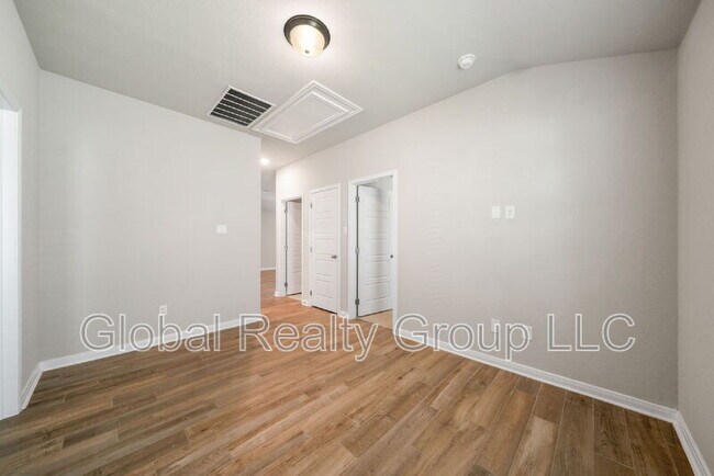 Building Photo - 1220 Ella Xing