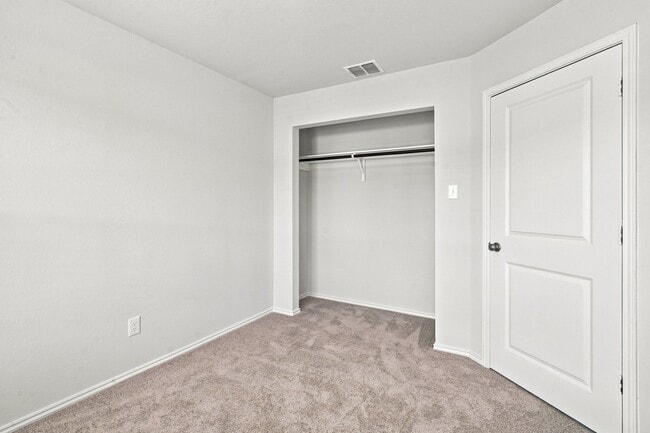Building Photo - 3362 Northwestern Dr