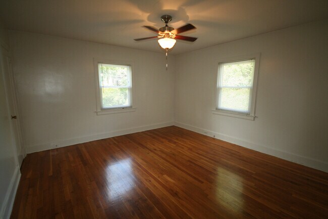 Building Photo - Spacious 2nd Floor Apartment - HUGE Kitchen - Between Duke West and Downtown