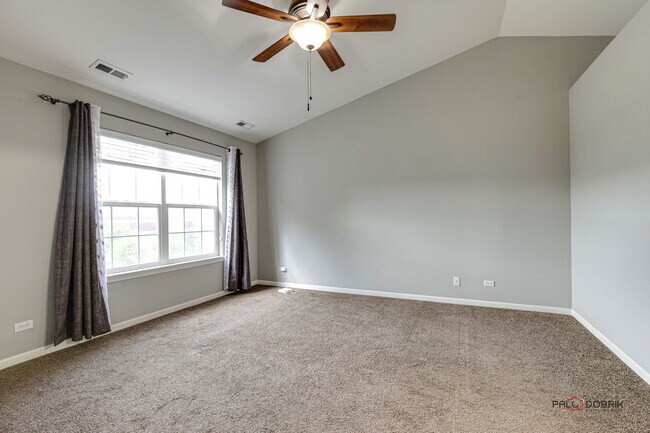Building Photo - 921 Summit Creek Dr