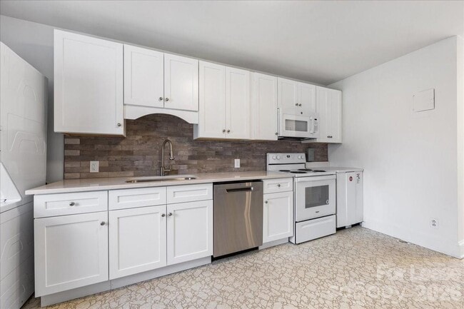 Building Photo - 5711 Oak Dr