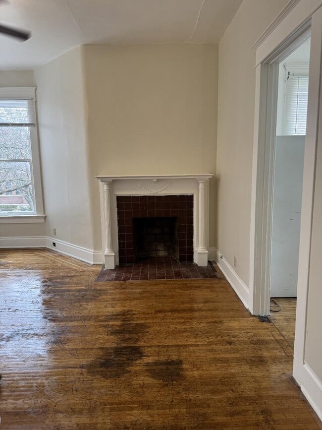 Building Photo - 1322 E Spring St