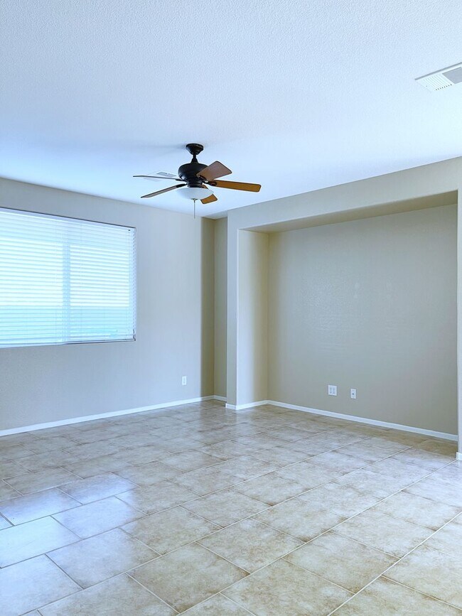 Building Photo - Spacious Living, Granite Counters, Great Location!