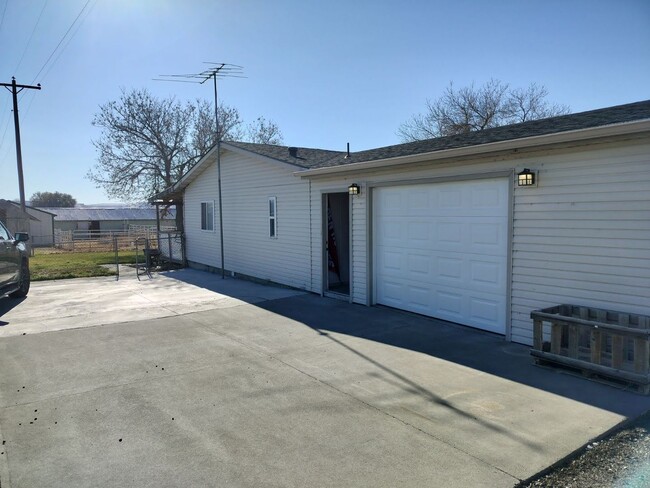 Building Photo - 4 BD / 2 BA Family Home in Hammett, ID!