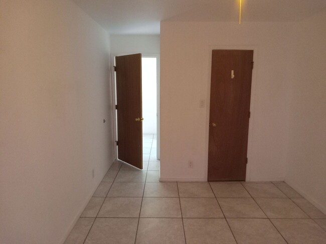 Building Photo - 3 Bedroom 2 Bathroom Home Located In Desir...