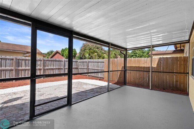 Building Photo - 4325 NW 5th Ave