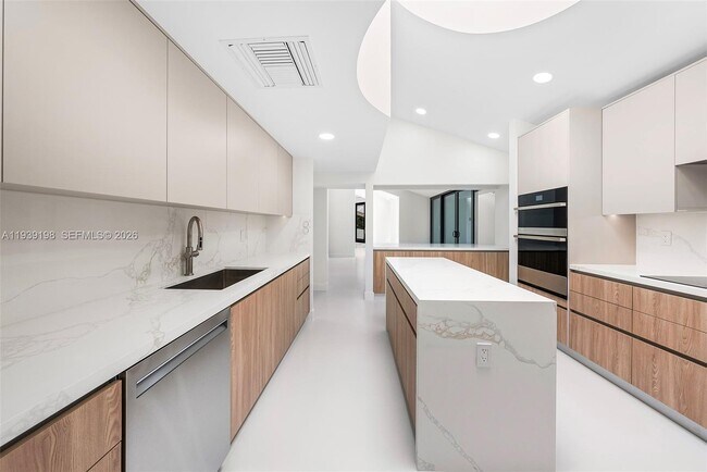 Building Photo - 7540 Los Pinos Blvd