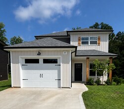 Building Photo - Charming Home in Sango!