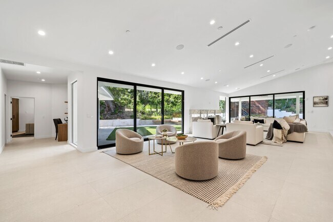 Building Photo - 16110 Clear Oak Dr