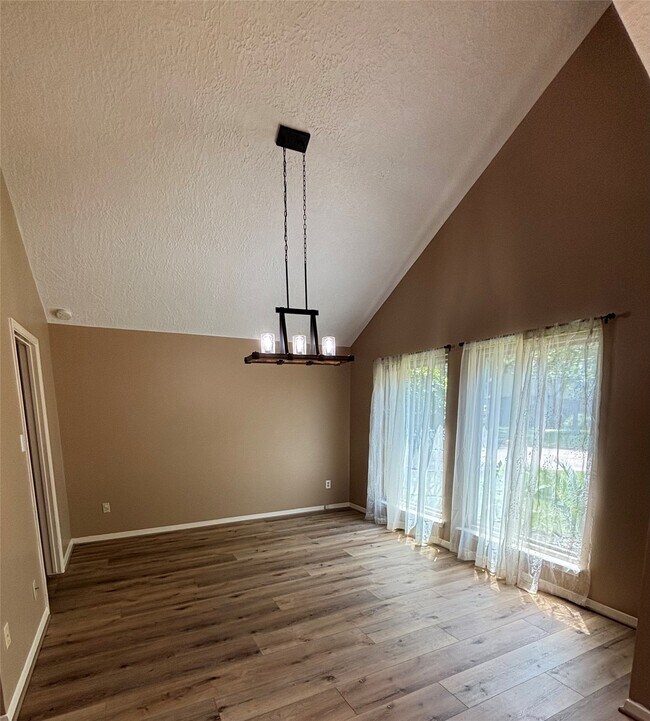 Building Photo - 15702 Oxenford Dr