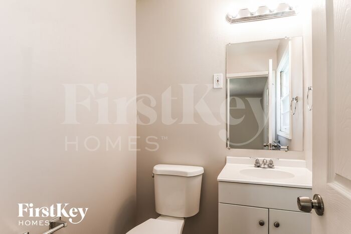 Building Photo - 535 St Anthony Ln