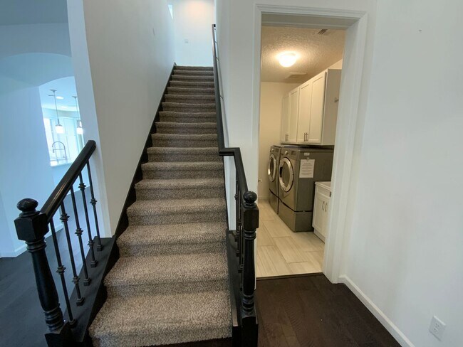 Building Photo - 5 Bedroom Luxury Home Available Near Louis...