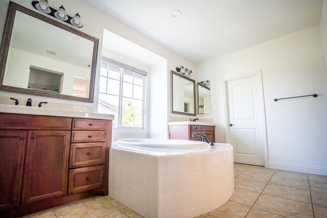 Building Photo - Exceptional estate Located In the highly desirable College Park Community.