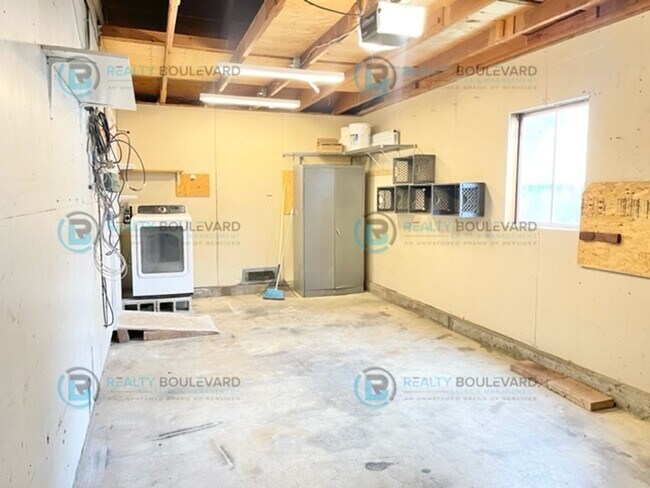 Building Photo - Cozy 3-Bedroom Home with Fenced Yard and G...