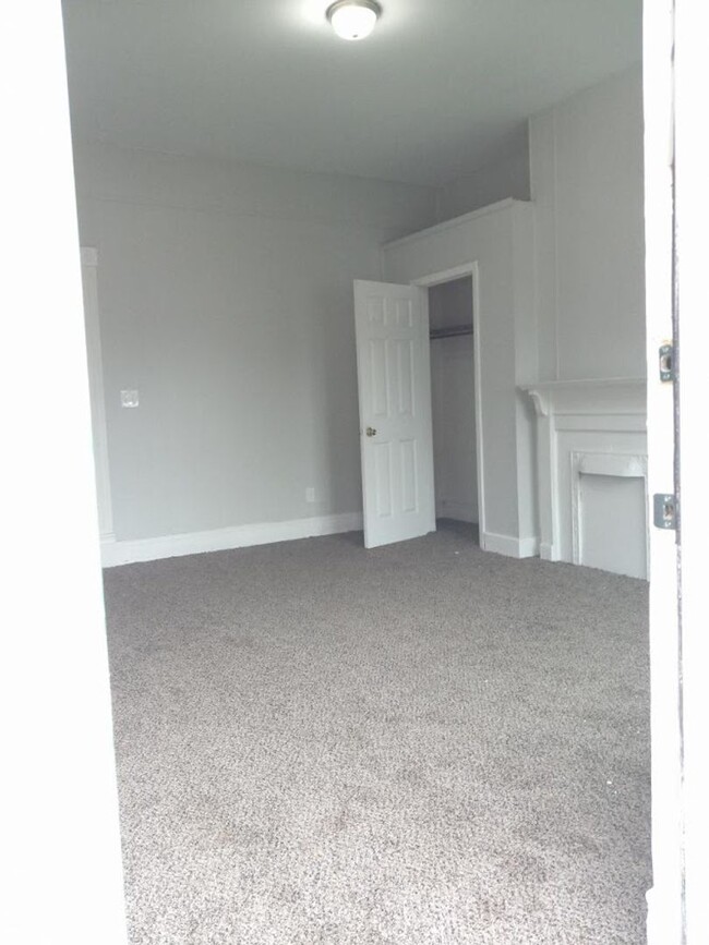 Building Photo - 2BR/1BA Section 8 Accepted