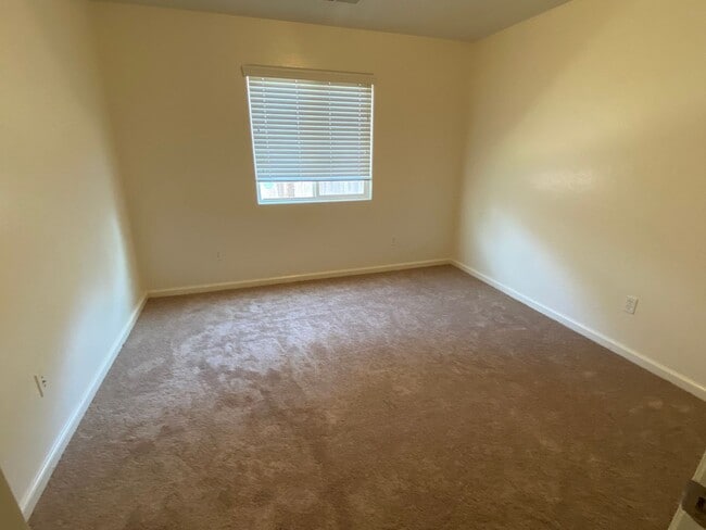Building Photo - Charming home for rent in Visalia