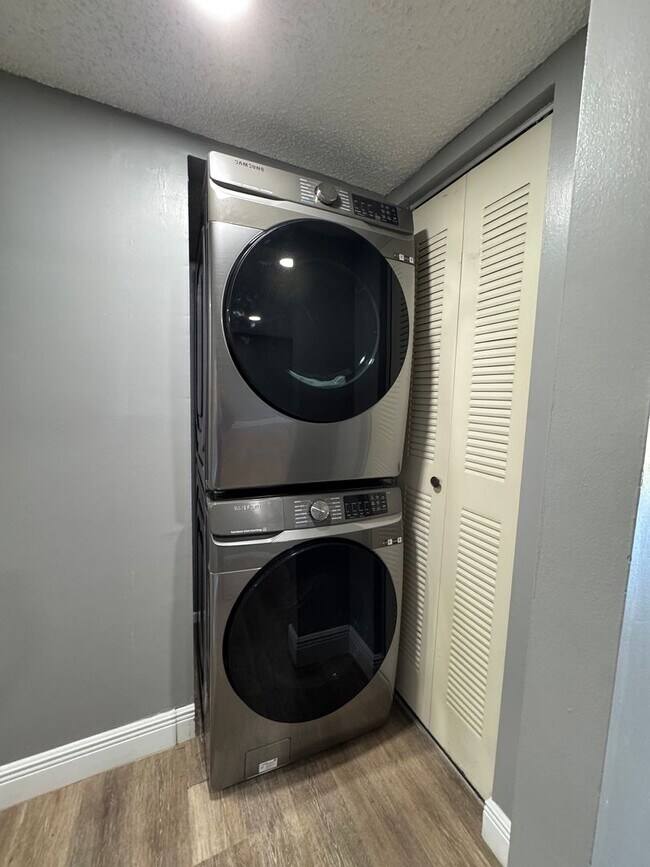 Building Photo - Spacious 2-Bedroom, 2-Bath Condo in Guard-...