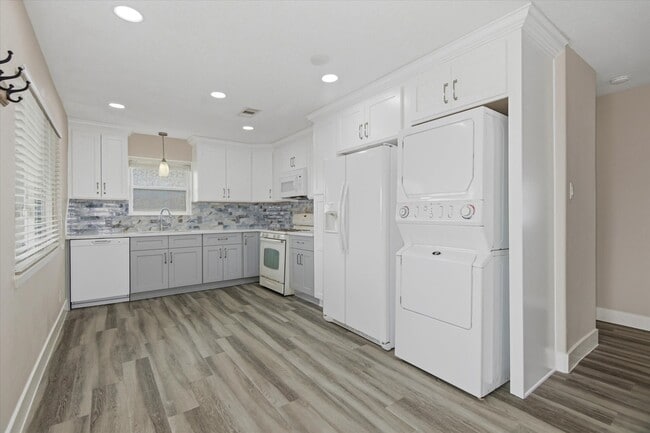 Building Photo - 505 Pompano St