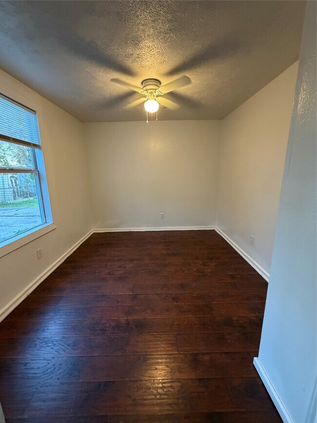 Building Photo - 8308 Lenore St