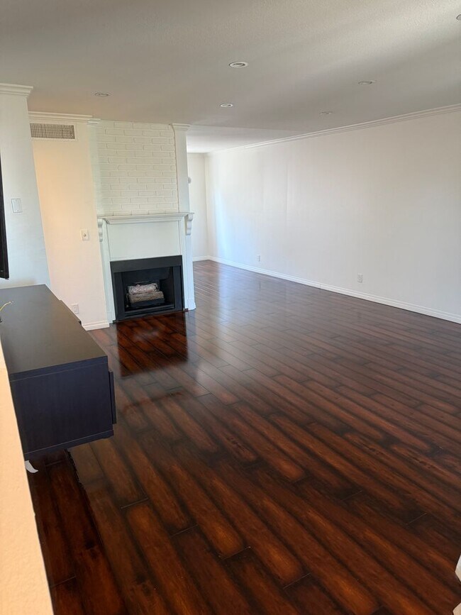 Building Photo - Cabrini 2 bedroom townhome