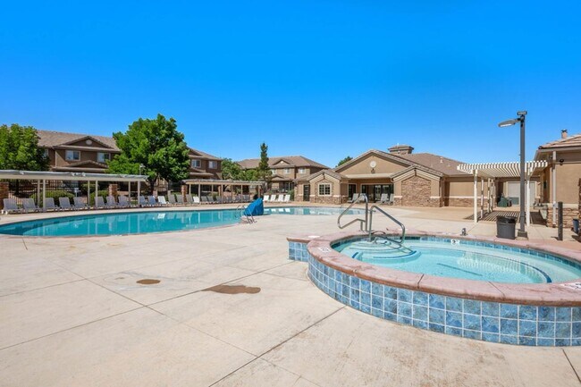 Building Photo - Beautiful 3 Bedroom Townhome In Hidden Valley Heights