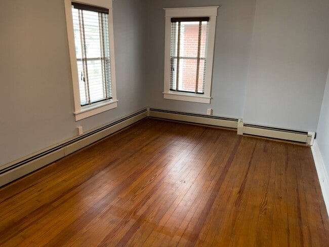 Building Photo - 3 BtR/1.5 Bath  Single Family Home in established west side neighorhood.