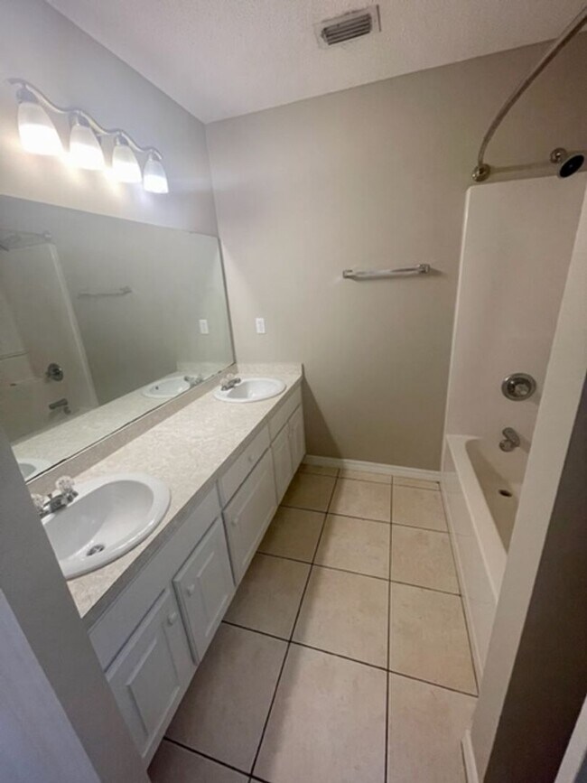 Building Photo - 2 bedroom/2 bathroom/2 car garage town hom...