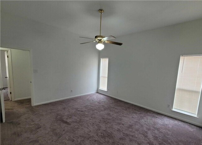 Building Photo - Upgraded 3 bedroom 2 bathroom home!  HOUSING ACCEPTED!